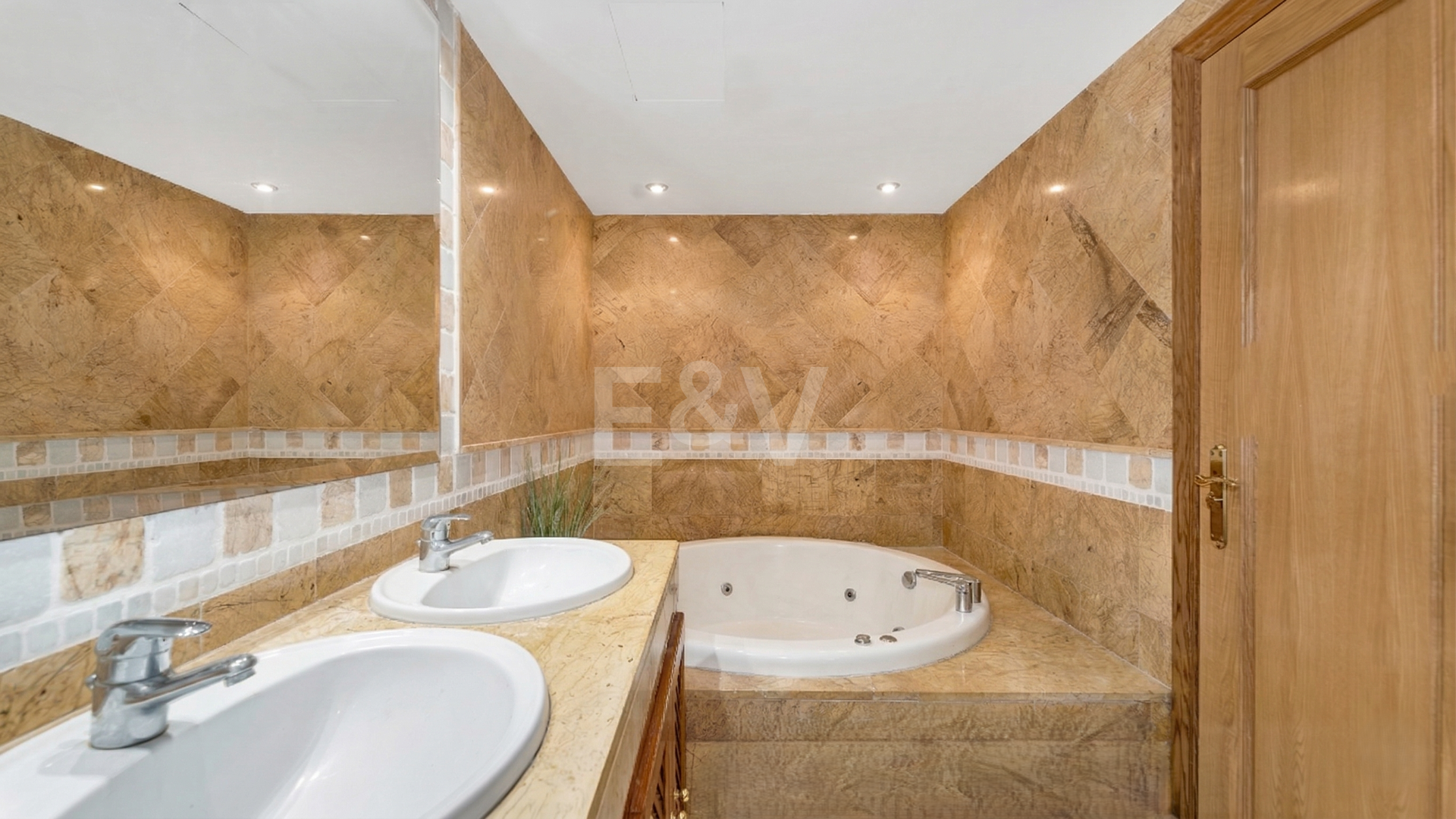 Przestronne Townhouse Blisko plaży z prywatnym basenem w Lomas de Puente Romano