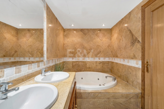 Przestronne Townhouse Blisko plaży z prywatnym basenem w Lomas de Puente Romano