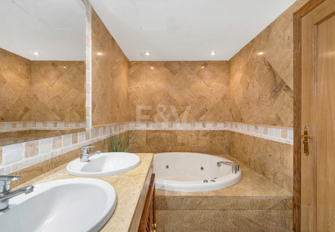 Przestronne Townhouse Blisko plaży z prywatnym basenem w Lomas de Puente Romano