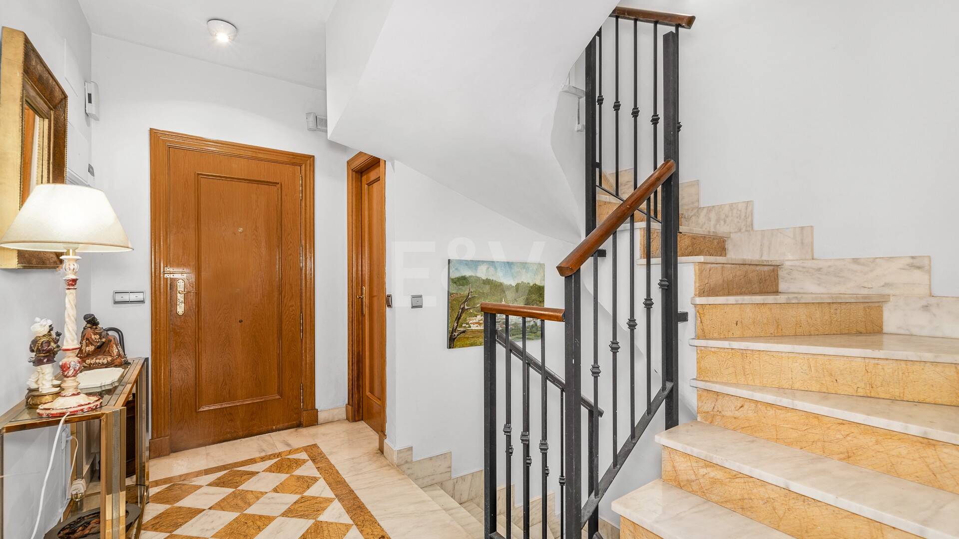 Spacieuse maison de ville près de la BEach avec piscine privée