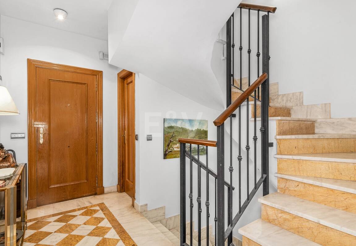 Spacieuse maison de ville près de la BEach avec piscine privée