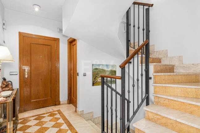 Spacieuse maison de ville près de la BEach avec piscine privée