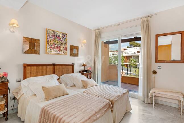 Spacieuse maison de ville près de la BEach avec piscine privée