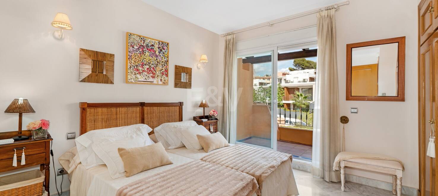 Spacious Townhouse Close to the Beach with Private Pool in Lomas de Puente Romano