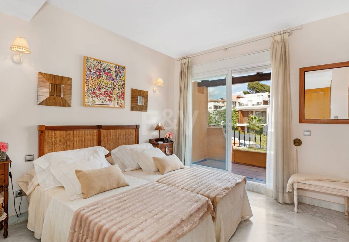 Spacieuse maison de ville près de la BEach avec piscine privée