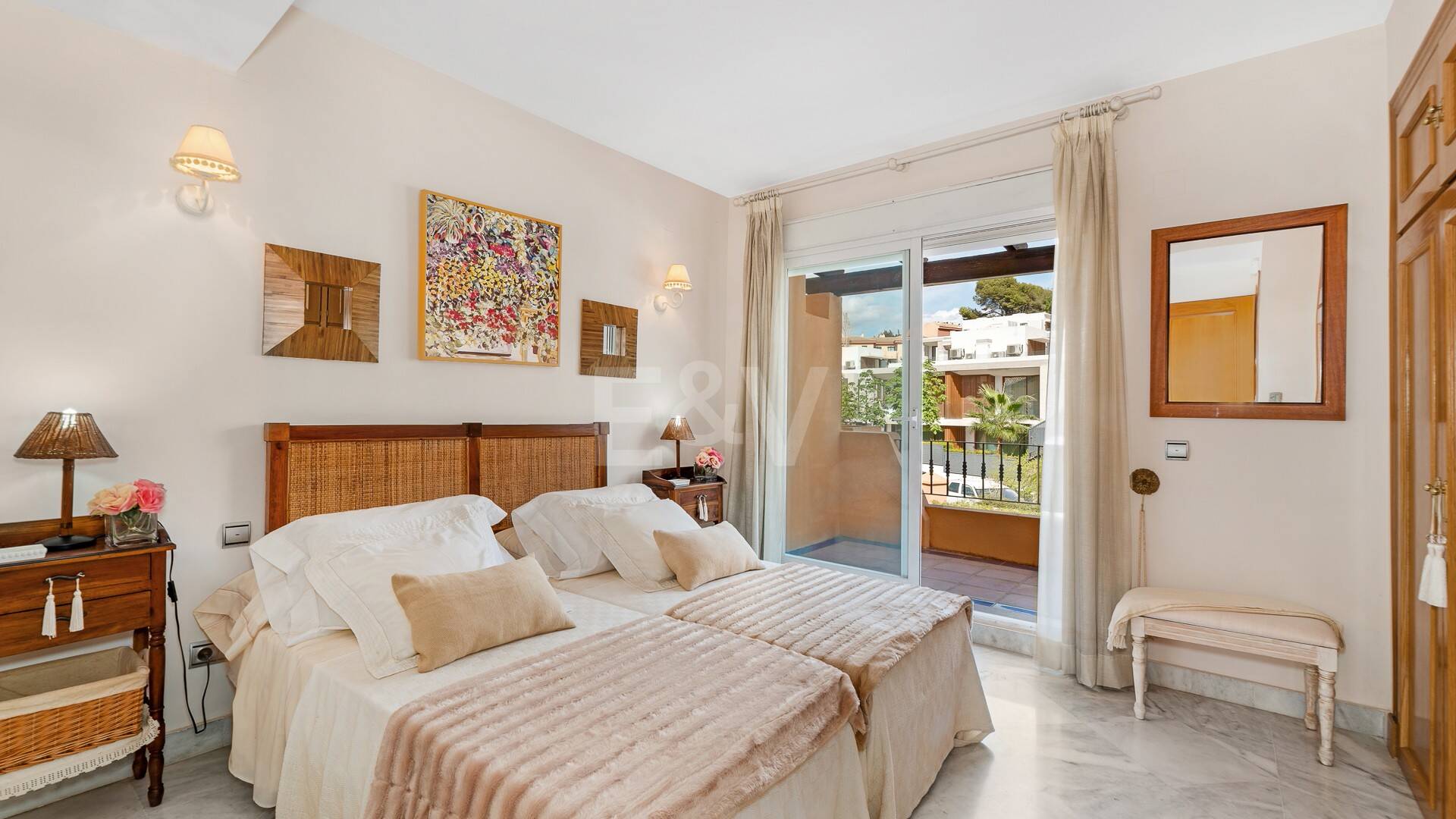 Spacieuse maison de ville près de la BEach avec piscine privée