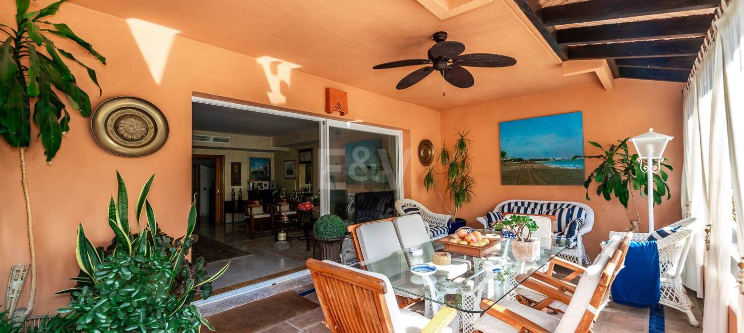 Spacious Townhouse Close to the Beach with Private Pool in Lomas de Puente Romano