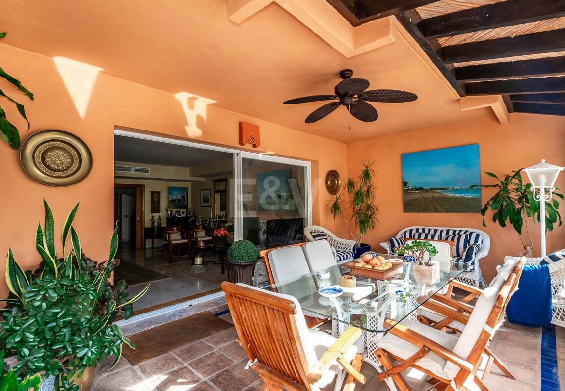 Spacieuse maison de ville près de la BEach avec piscine privée