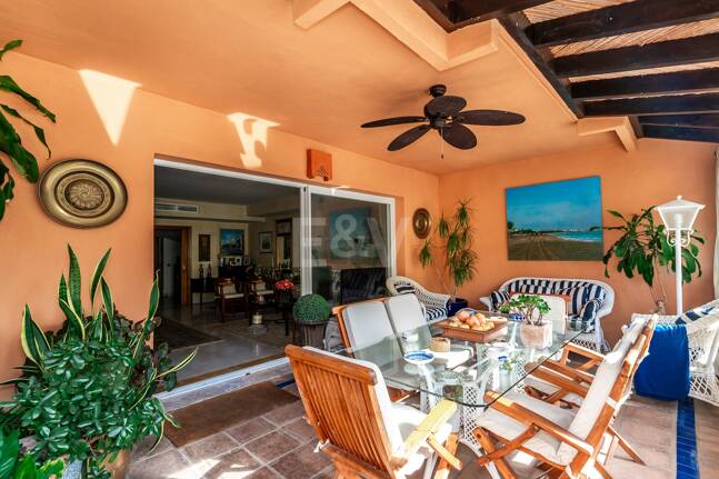 Spacieuse maison de ville près de la BEach avec piscine privée