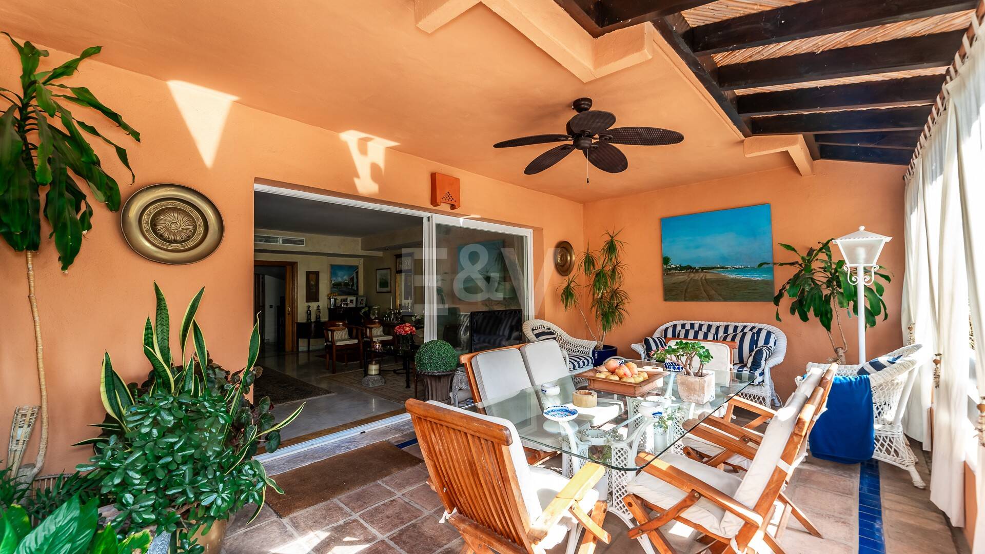 Spacieuse maison de ville près de la BEach avec piscine privée