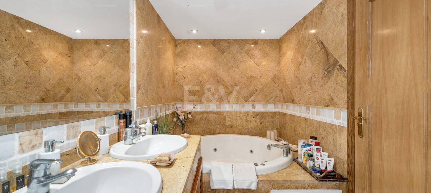 Spacious Townhouse Close to the Beach with Private Pool in Lomas de Puente Romano