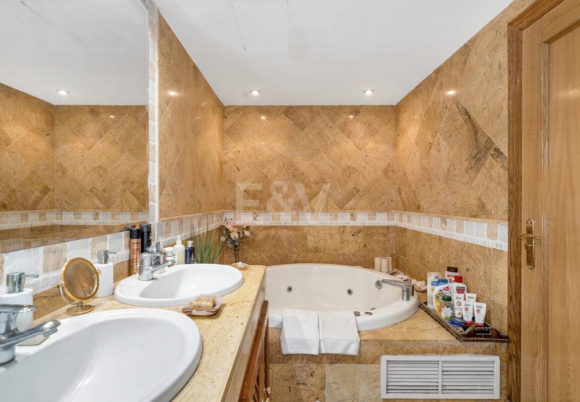 Spacieuse maison de ville près de la BEach avec piscine privée