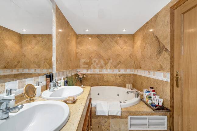 Spacieuse maison de ville près de la BEach avec piscine privée