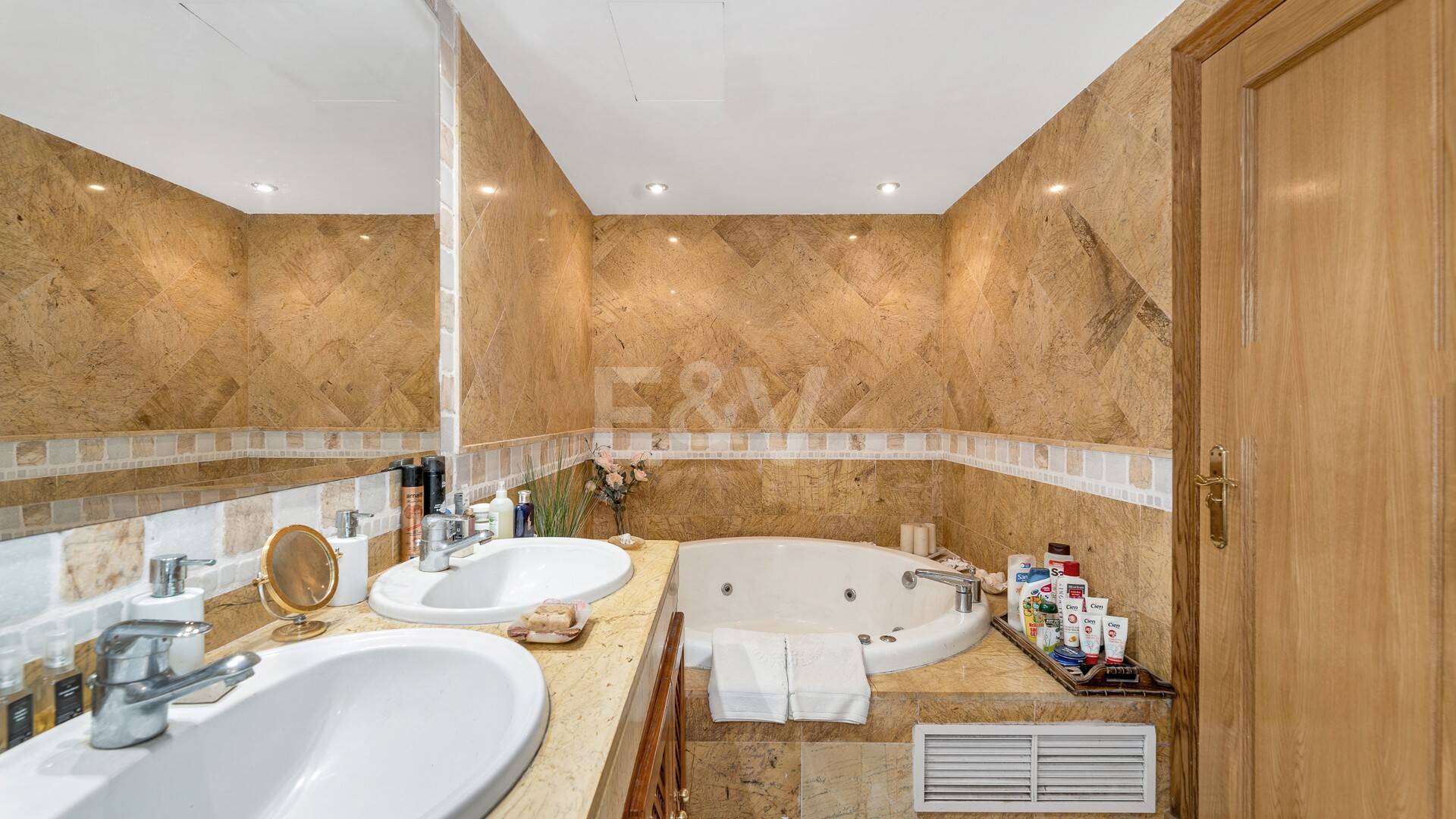 Spacieuse maison de ville près de la BEach avec piscine privée