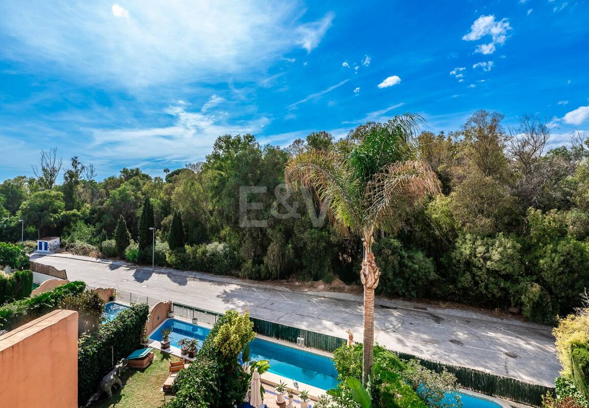 Spacieuse maison de ville près de la BEach avec piscine privée