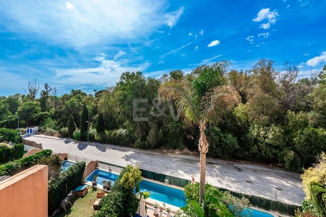 Spacieuse maison de ville près de la BEach avec piscine privée