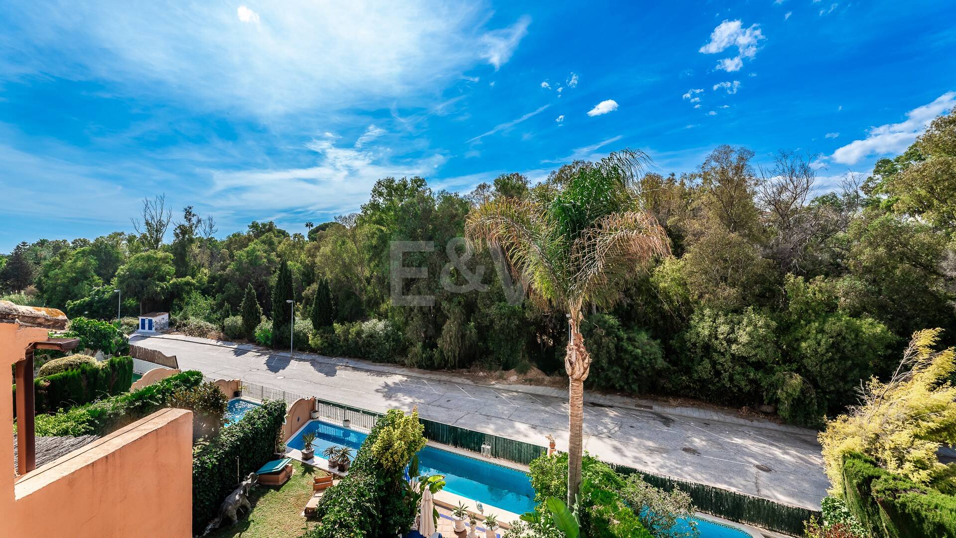 Spacieuse maison de ville près de la BEach avec piscine privée