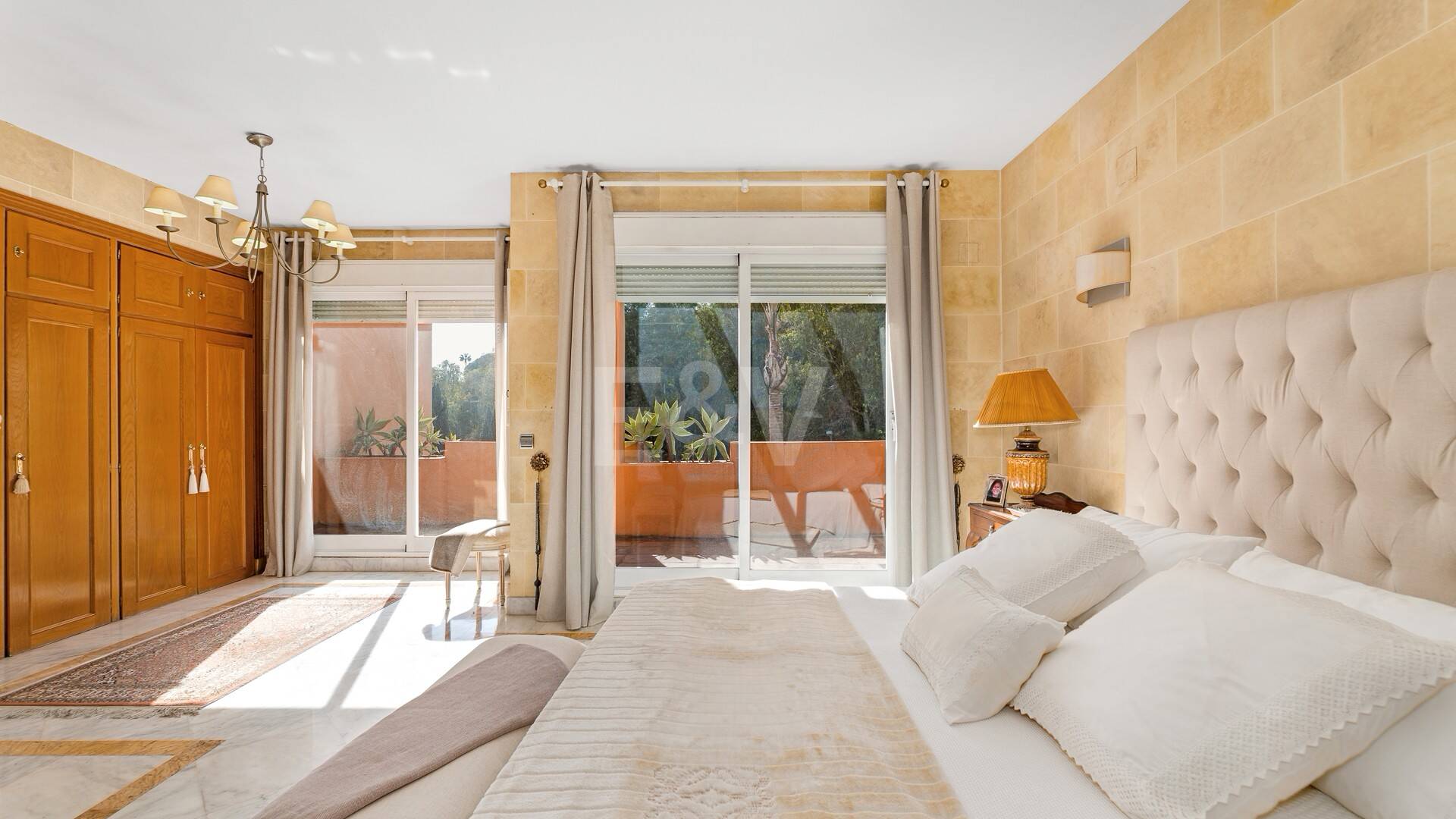 Spacieuse maison de ville près de la BEach avec piscine privée