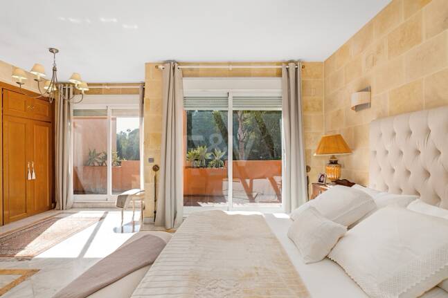 Spacieuse maison de ville près de la BEach avec piscine privée