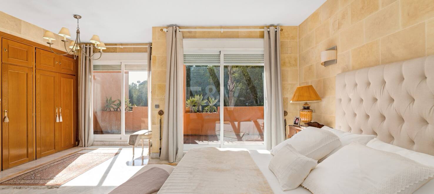 Spacious Townhouse Close to the Beach with Private Pool in Lomas de Puente Romano