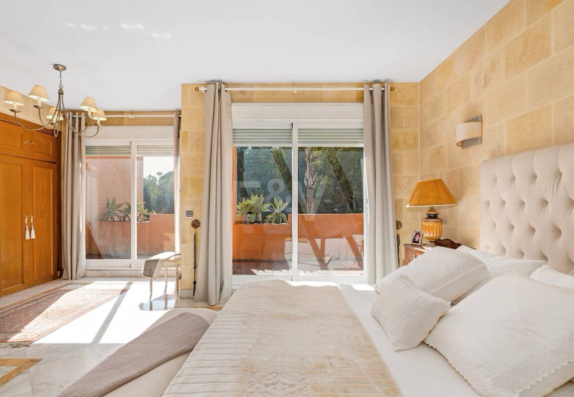 Spacieuse maison de ville près de la BEach avec piscine privée