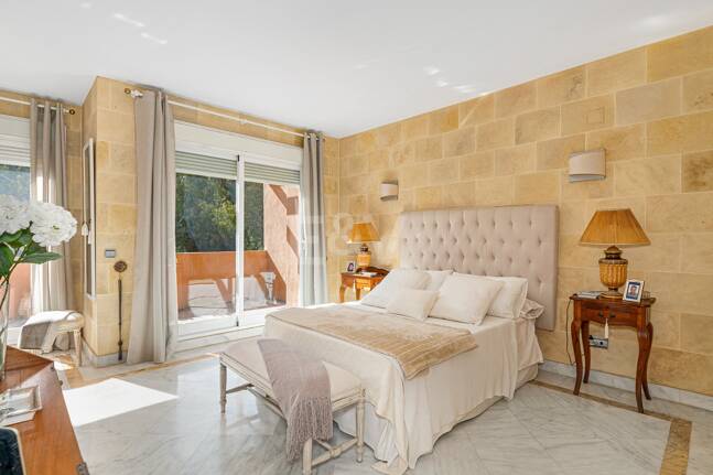 Spacieuse maison de ville près de la BEach avec piscine privée