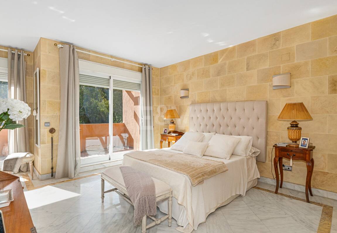 Spacieuse maison de ville près de la BEach avec piscine privée