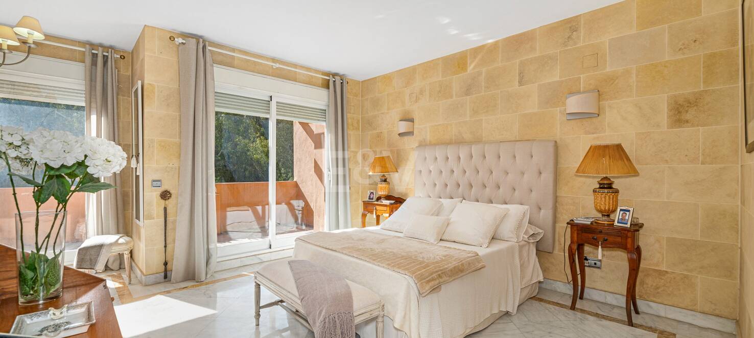 Spacious Townhouse Close to the Beach with Private Pool in Lomas de Puente Romano