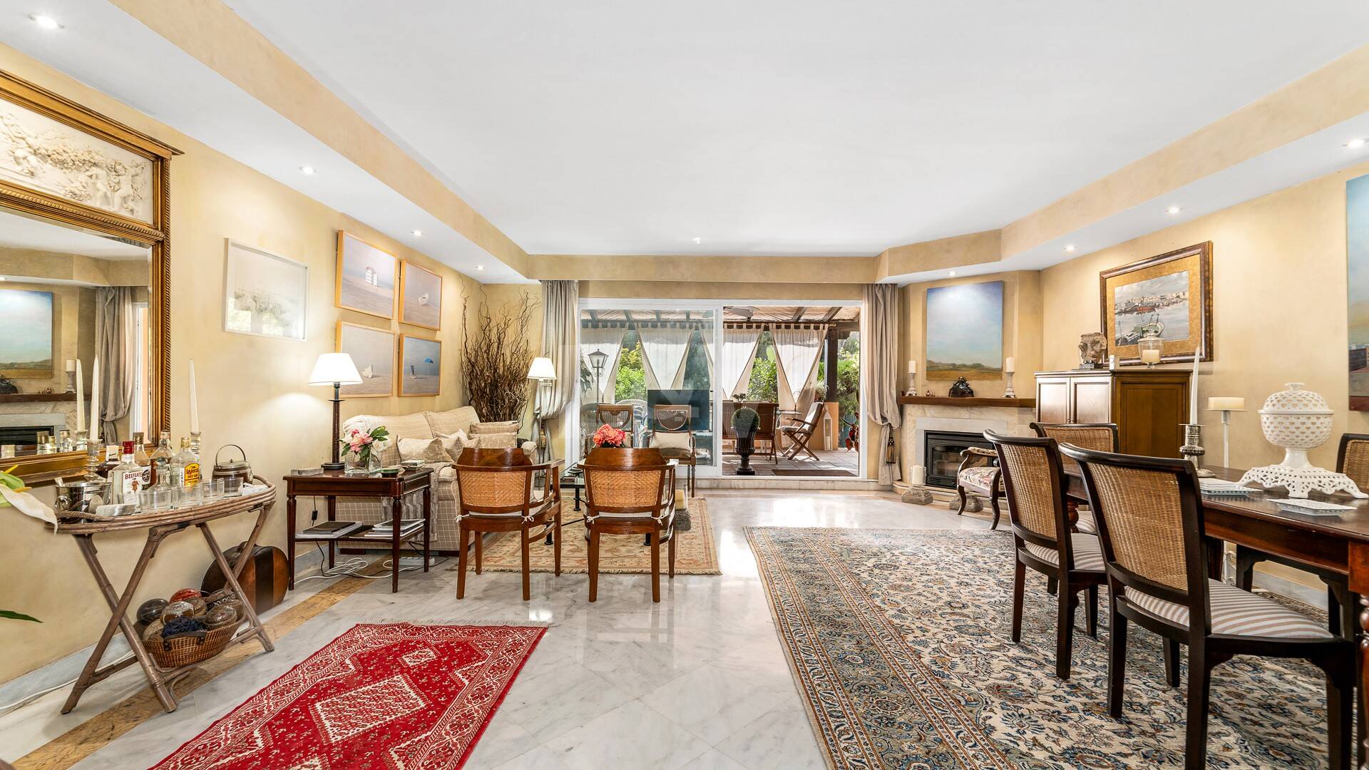 Spacieuse maison de ville près de la BEach avec piscine privée