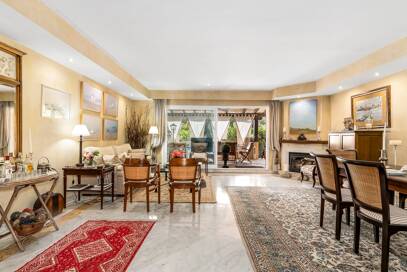 Spacieuse maison de ville près de la BEach avec piscine privée