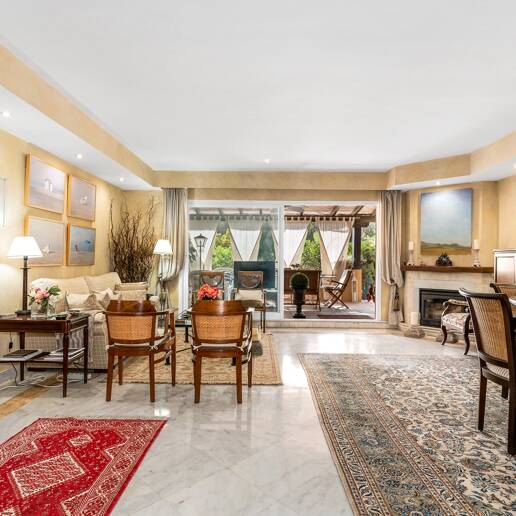 Spacious Townhouse Close to the Beach with Private Pool in Lomas de Puente Romano