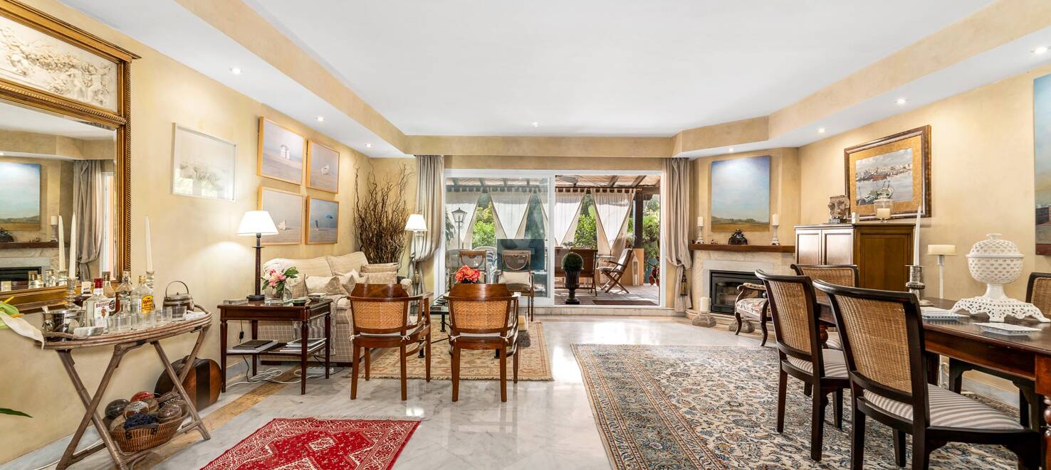 Spacious Townhouse Close to the Beach with Private Pool in Lomas de Puente Romano