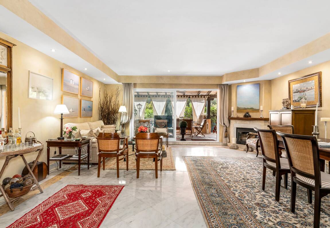 Spacieuse maison de ville près de la BEach avec piscine privée