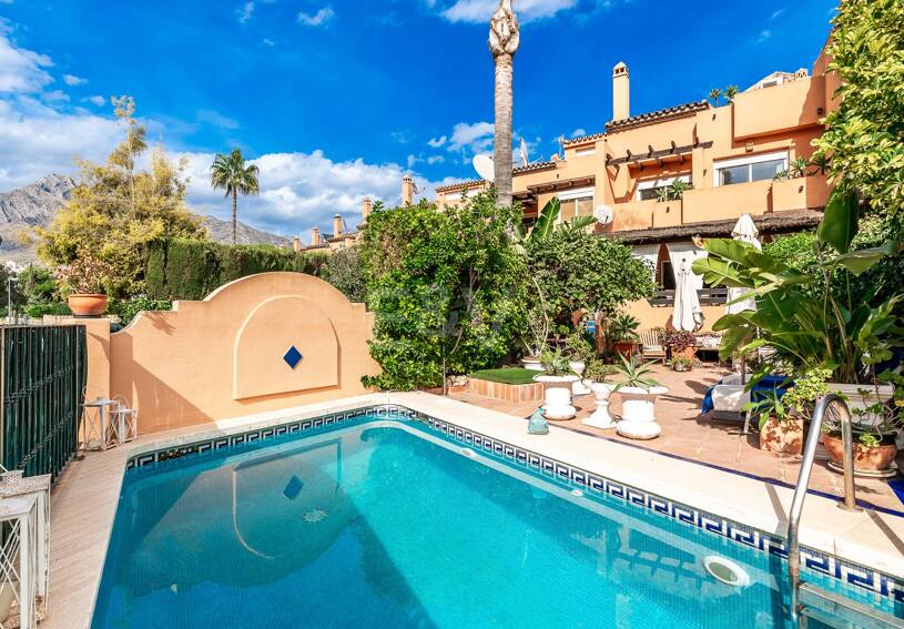 Spacieuse maison de ville près de la BEach avec piscine privée