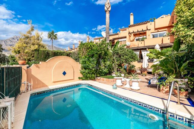 Spacieuse maison de ville près de la BEach avec piscine privée