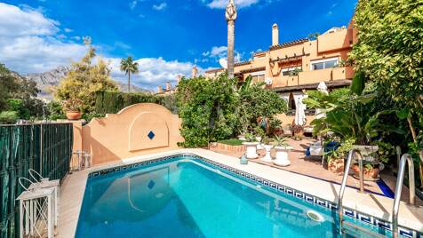 Großes Reihenhaus in Strandnähe mit privatem Pool in Lomas de Puente Romano