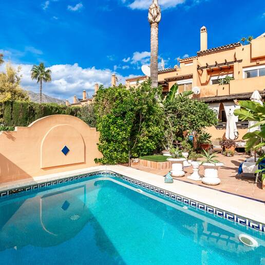 Spacious Townhouse Close to the Beach with Private Pool in Lomas de Puente Romano