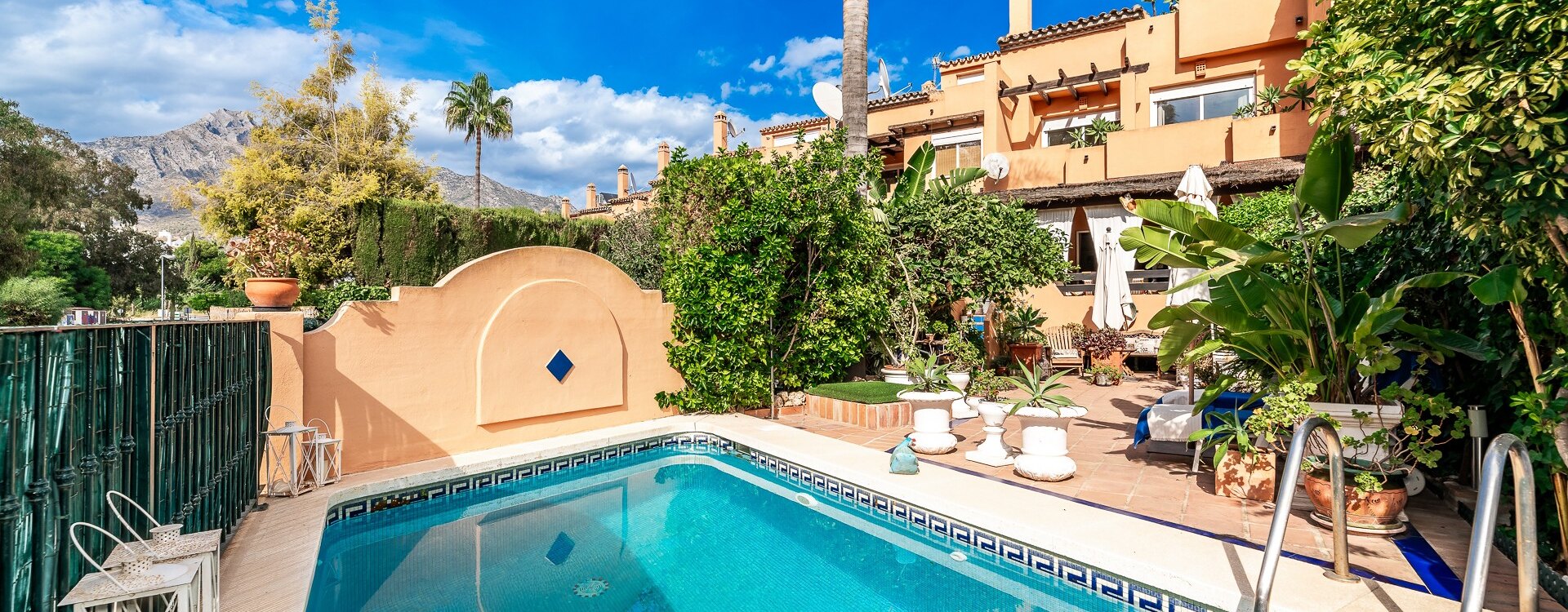 Espaciosa casa adosada con piscina privada, a poca distancia de Puente Romano Resort