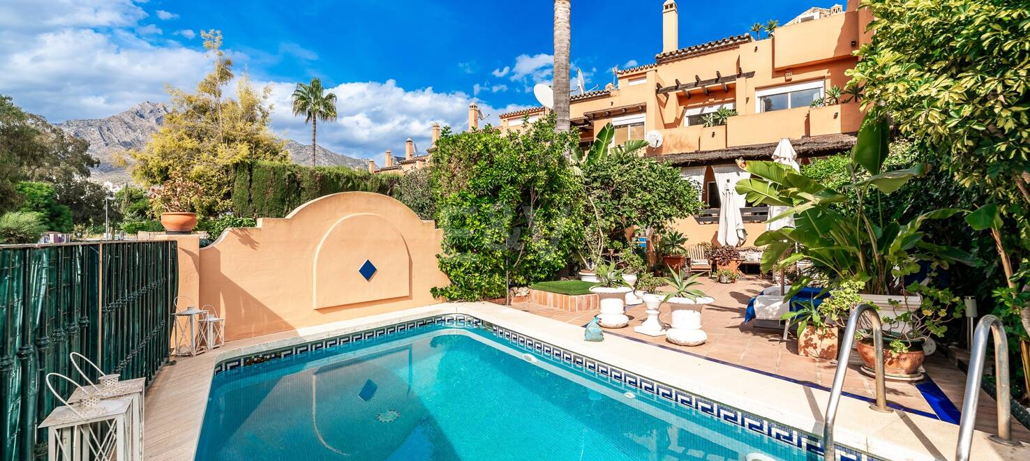 Spacious Townhouse Close to the Beach with Private Pool in Lomas de Puente Romano