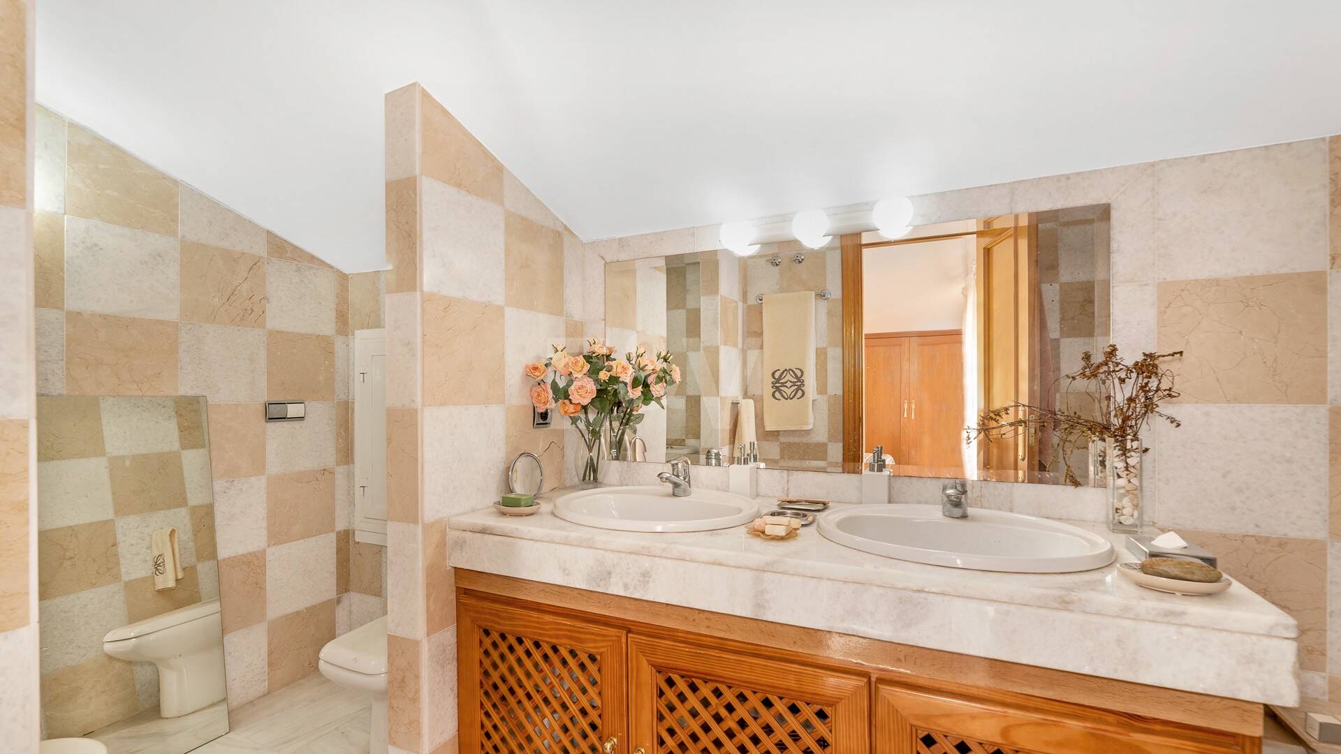 Spacieuse maison de ville près de la BEach avec piscine privée