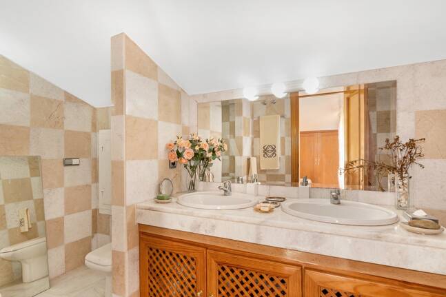 Spacieuse maison de ville près de la BEach avec piscine privée