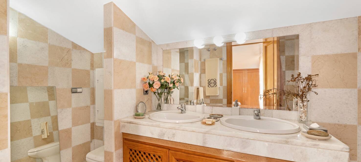 Spacious Townhouse Close to the Beach with Private Pool in Lomas de Puente Romano