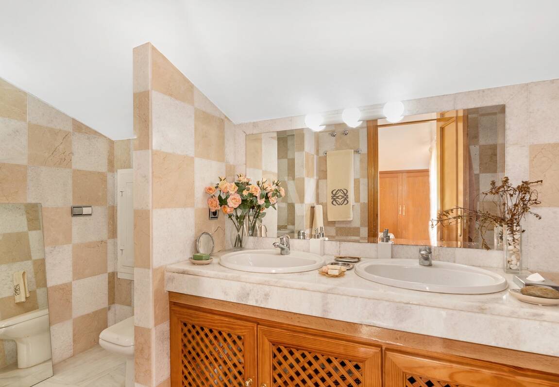 Spacieuse maison de ville près de la BEach avec piscine privée