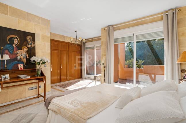 Spacieuse maison de ville près de la BEach avec piscine privée