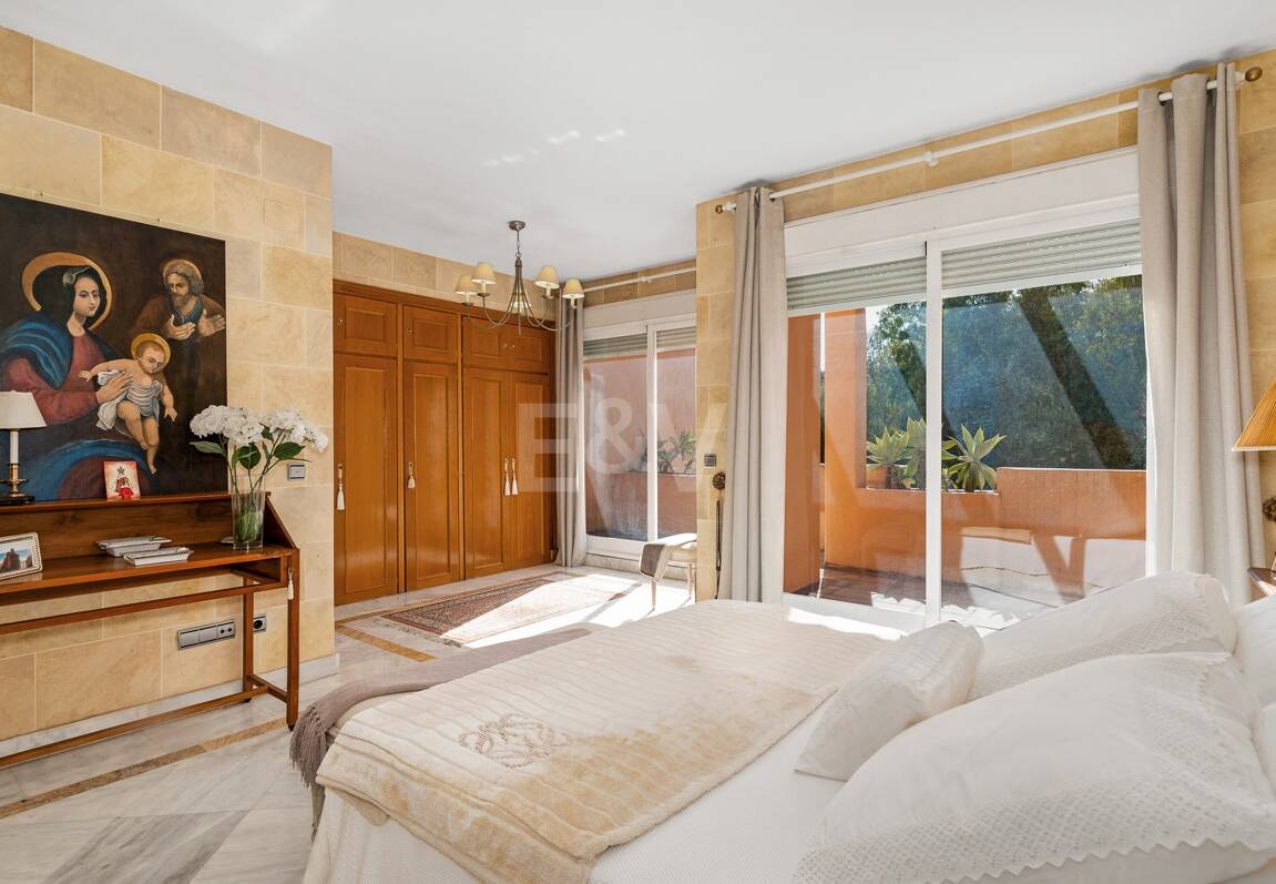 Spacieuse maison de ville près de la BEach avec piscine privée