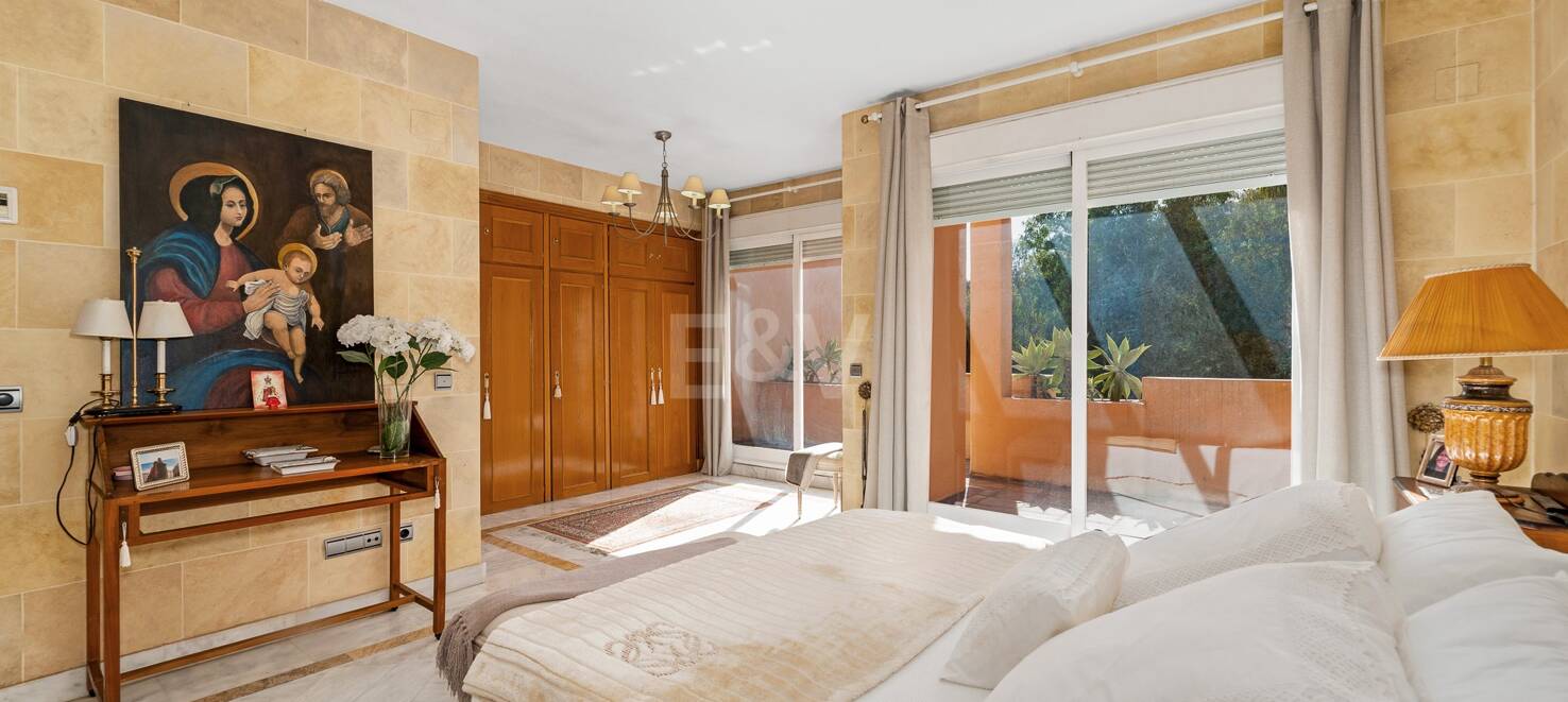 Spacious Townhouse Close to the Beach with Private Pool in Lomas de Puente Romano