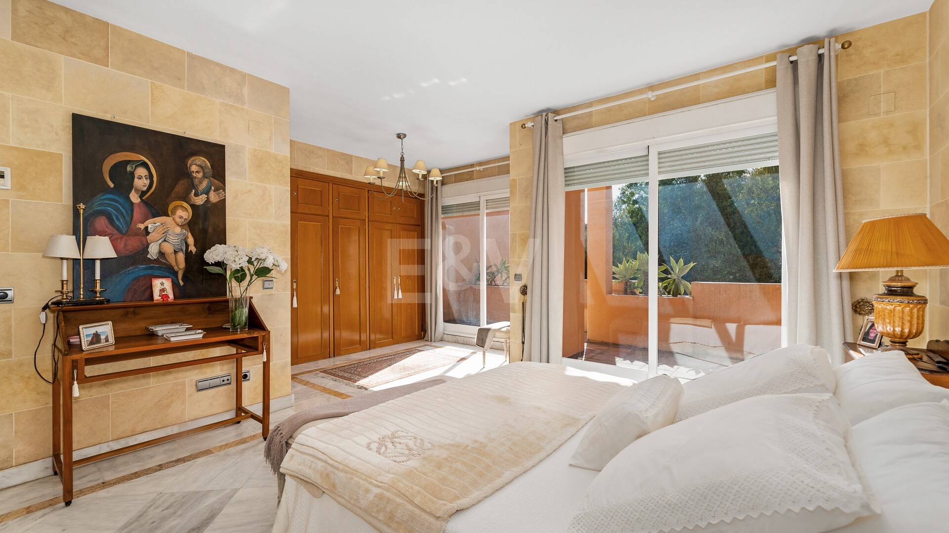 Spacieuse maison de ville près de la BEach avec piscine privée