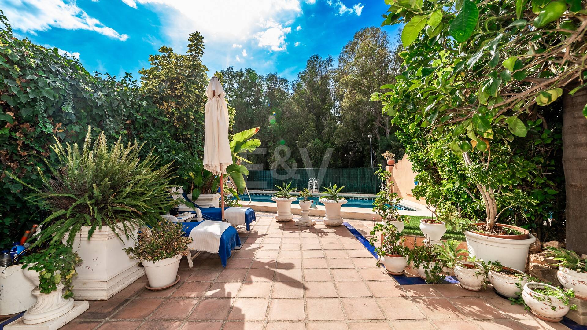 Spacieuse maison de ville près de la BEach avec piscine privée