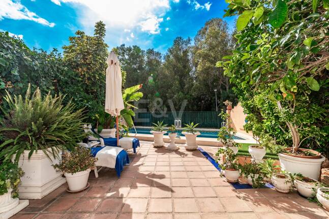 Spacieuse maison de ville près de la BEach avec piscine privée