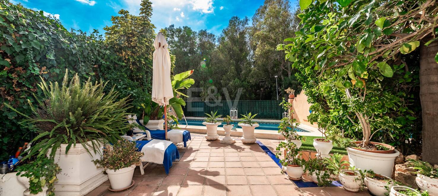 Spacious Townhouse Close to the Beach with Private Pool in Lomas de Puente Romano